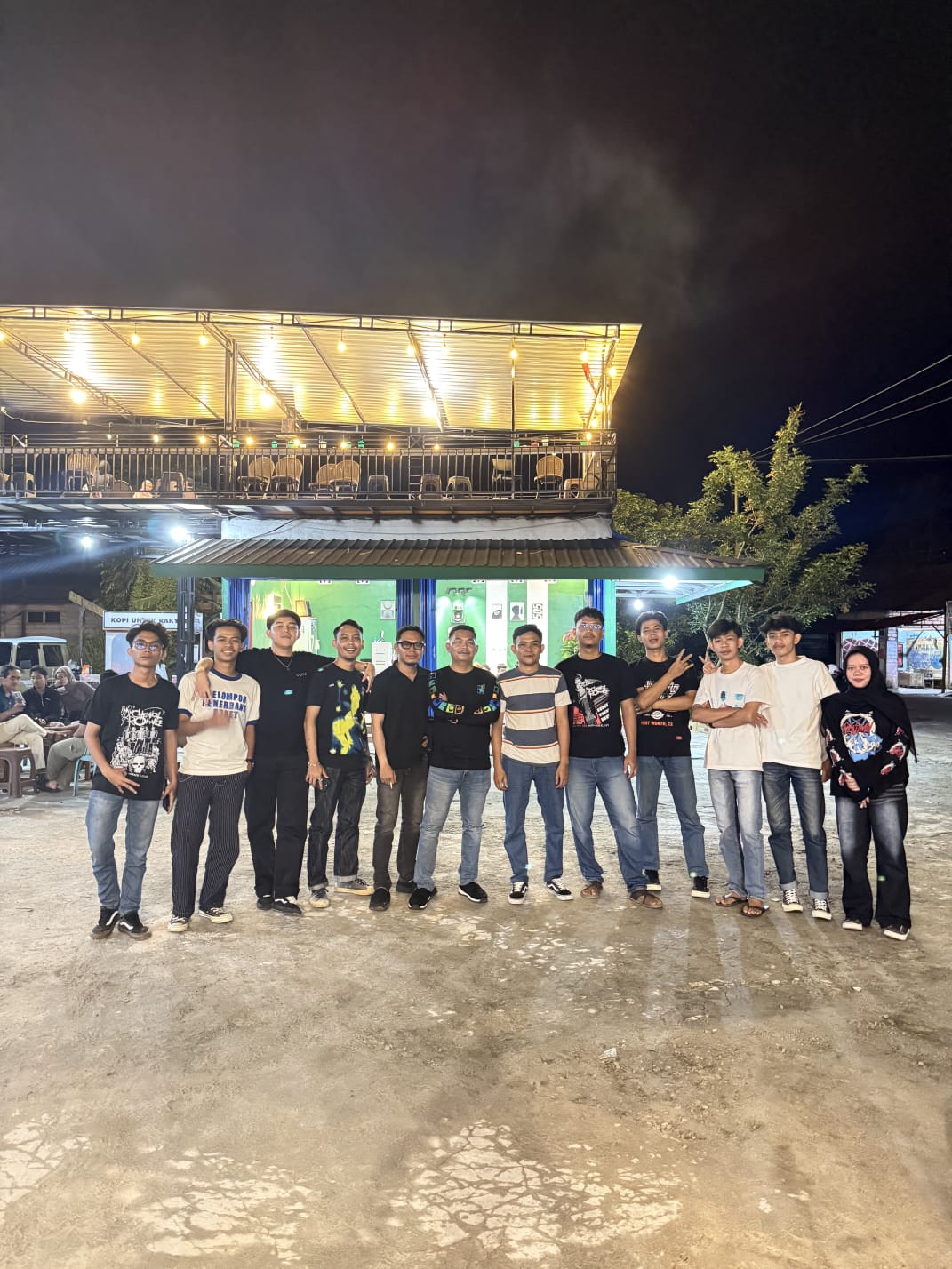 Foto bareng teman kantor